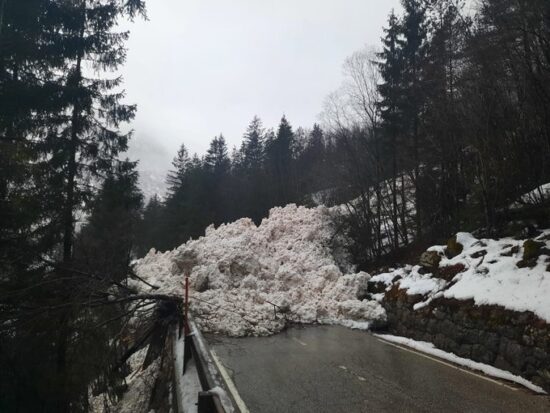 FOTO: Vreme ovira promet, popolne zapore treh cest