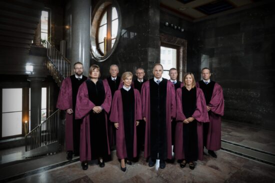 Ustavni sodniki v četrtek zadržali izvajanje zakona o investicijah v Slovensko vojsko