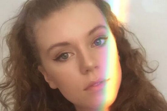 FOTO: Ne boste verjeli, kaj si je tetovirala na roke! Sedaj ve, katera je leva, katera desna