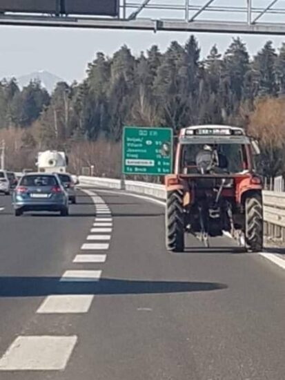 Prizor s slovenske avtoceste: Izvidnica za izgradnjo četrtega pasu na avtocesti še za traktoriste