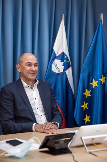 Predsednik vlade Janez Janša v vabilu predsednici Evropske komisije izpostavil 20 vprašanj: Ali je v kateri koli državi članici EU …