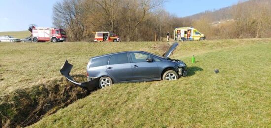 FOTO: Z voznikom tako hudo, da so ga reševalcem pomagali nesti gasilci