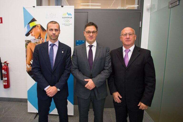 Sedijo na desetmilijonskih državnih in paradržavnih zneskih in v najhujši epidemiji našega časa podpihujejo sovraštvo do skrbi za javno zdravje