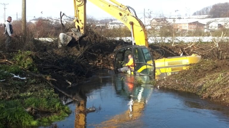 Vstopil v odklenjen bager in ga pričel voziti