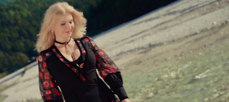 FOTO: To je Helena Blagne? Javila se je iz tropov, mi je ne bi prepoznali