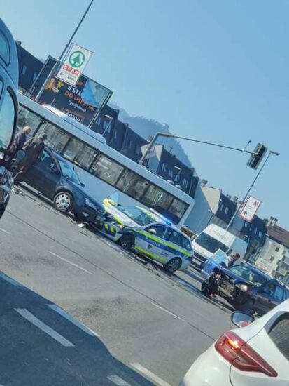 FOTO: Dva v policijsko vozilo