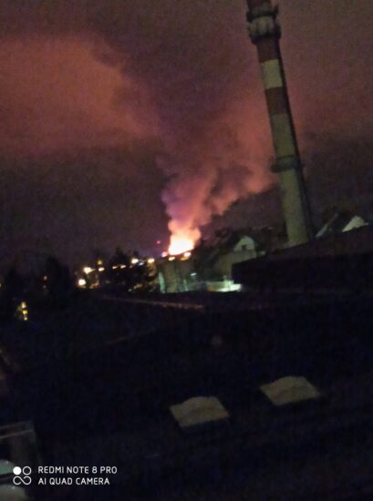 V Kranju izbruhnil velik požar, aktiviranih 11 gasilskih društev, cesta blokirana, šlo naj bi za vrtec