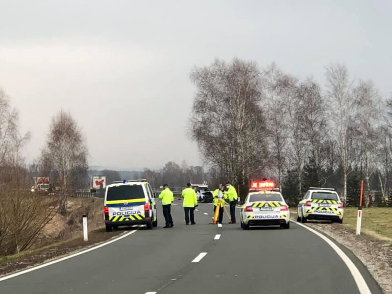 V nesreči udeležena tri vozila! Voznik avtomobila umrl, 29-letnik hudo poškodovan