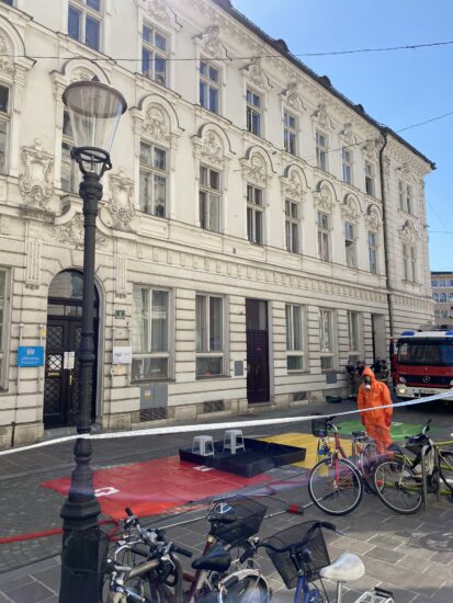 Panika na NIJZ, dve osebi že v karanteni