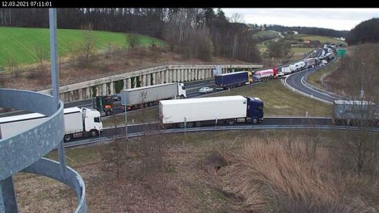 FOTO: Avtocesta blokirana, dve osebi ujeti v pločevini