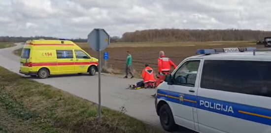 Avto je končal na strehi na polju! V njem visoko noseča ženska, otrok in moški