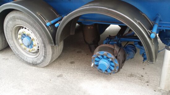 FOTO: S takšnim tovornjakom je nevarno blago prevažal po naših cestah