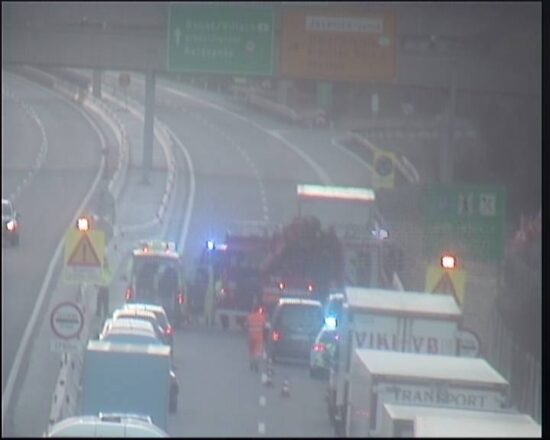 FOTO: Zaradi nesreče zaprta avtocesta, opozarjajo na zastoj