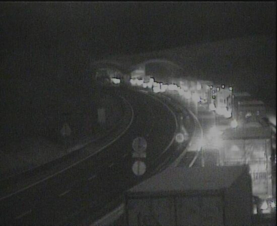 FOTO: Zaradi nesreče je avtocesta zaprta