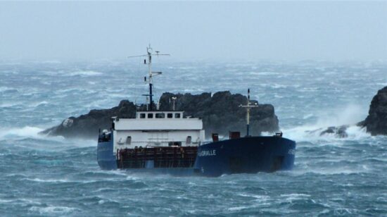 V Istri se je tovorna ladja zaletela v obalo