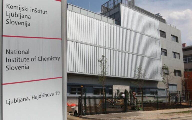 Drama na Kemijskem inštitutu, zaposleni jo je dobil v obraz