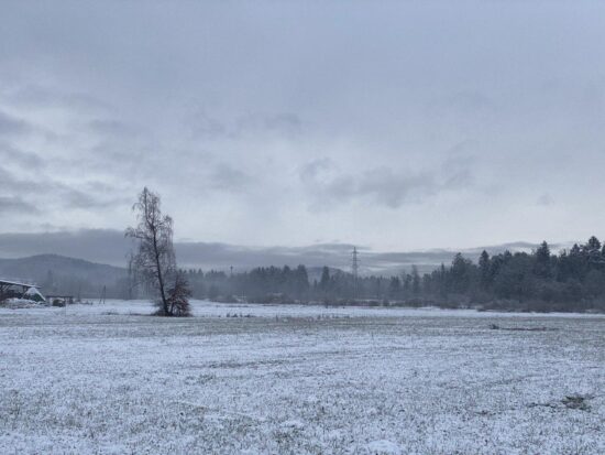 Jutranje temperature večinoma pod 0, vrača se sneženje