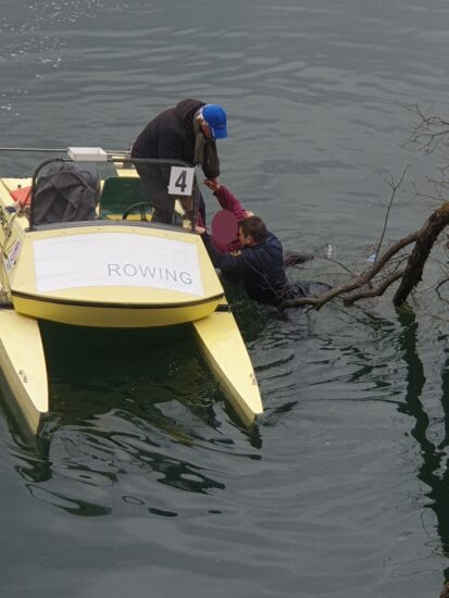 FOTO: Brez odlašanja skočil v ledeno vodo in utapljajočega držal nad gladino
