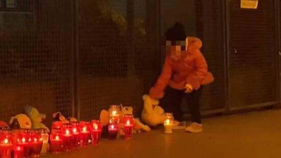 Ganljivi prizori po smrti deklice! Pustila je medvedka in stekla k mami in očetu v objem