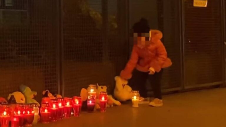 Ganljivi prizori po smrti deklice! Pustila je medvedka in stekla k mami in očetu v objem