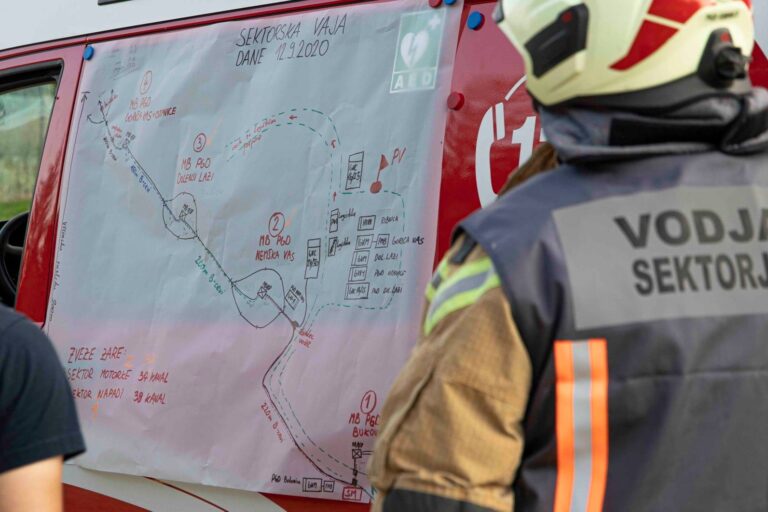 Ob 23.13 z avtomobilom v delovni stroj