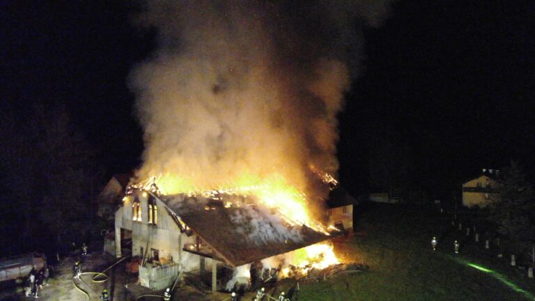 FOTO: Požar gasilo 75 gasilcev, škode za nekaj 100 tisočakov