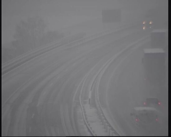 Prevrnilo se je vozilo z otroki, enega odpeljali