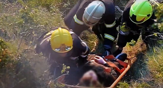 Mladenič (16) padel z višine, gasilci so ga potegnili iz brezna: Njegovi prijatelji so pobegnili