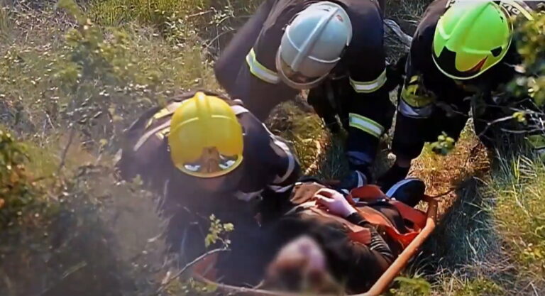 Mladenič (16) padel z višine, gasilci so ga potegnili iz brezna: Njegovi prijatelji so pobegnili
