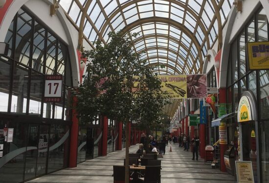 Ob 7.10 pijan napadal mimoidoče na avtobusni postaji