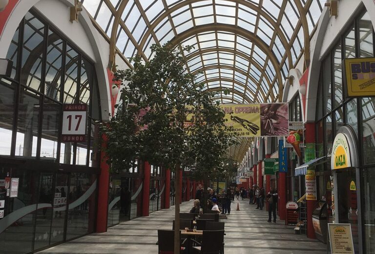 Ob 7.10 pijan napadal mimoidoče na avtobusni postaji