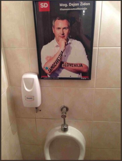 Nad pisorji je kukal v moške, ki so opravljali potrebo, poglejte, kaj ga zdaj moti