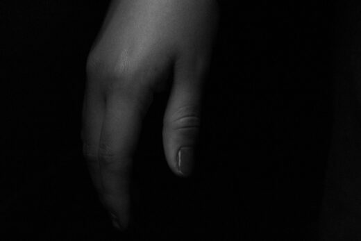 Grozam kaj je počel partnerki ob prisotnosti treh mladoletnih otrok