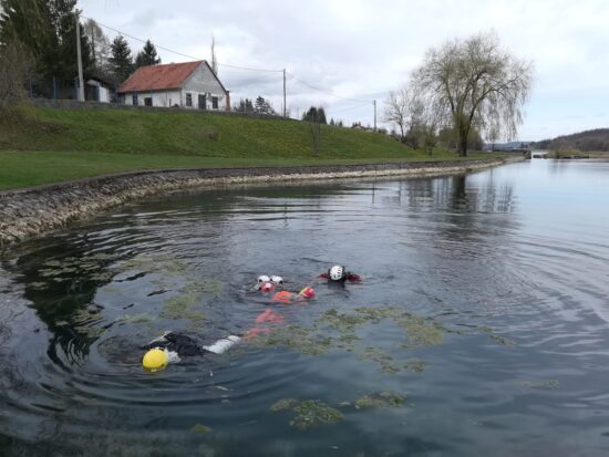 V Krki opazil neodzivno osebo, na kraju policija, reševalci in pogrebna služba