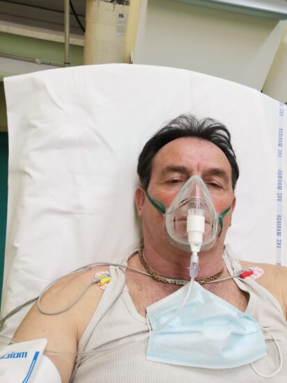 Bolnik s Covidom iz UKC Maribor: “toliko manj razumem te k** od državljanov ko hodiijo na ulice in trosijo bedarije”