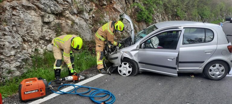 FOTO: Avto v obcestno brežino, notri voznica in otrok