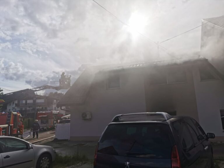FOTO: V Ljubljani zagorelo v večstanovanjski hiši, požar gasilo 54 gasilcev