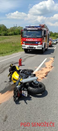 Nesreča zaprla regionalno cesto pri Selcih: motorist je umrl na kraju