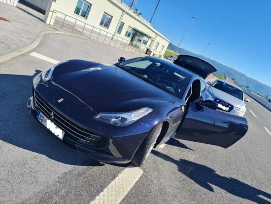 FOTO: To je počel s ferrarijem srbskih registrskih oznak na naših cestah