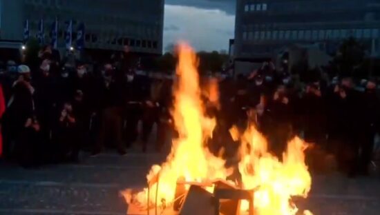 Odzivi na kurjenje stolov na Trgu republike: Njim je vse dovoljeno, ker so levičarji