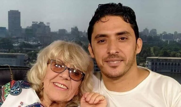 Babica Iris (81) se je poročila z Mohamedom (36) in razkrila, kako je videti njuno življenje: Nosi me po stopnicah, reže nohte …