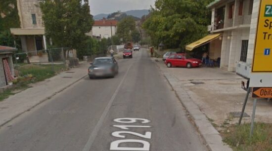 Avto zbil fantka (12) na kolesu, sedaj se bori za življenje