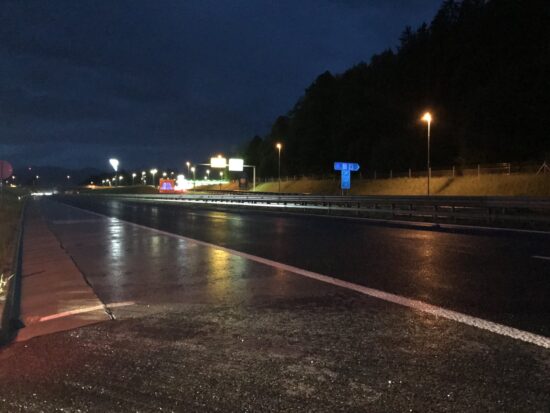 Po gorenjski avtocesti pijan vozil v napačno smer, policisti so morali zapustiti vozilo