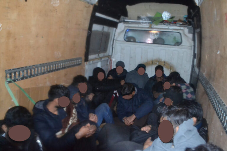 V kombi dal 16 Pakistancev in jih vozil po Sloveniji