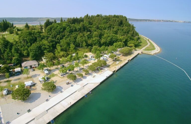 Po popivanju in kričanju v kampu, jo je večkrat udaril