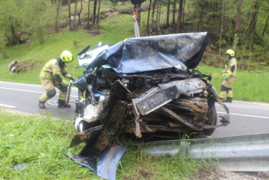 FOTO: Trčil v drevo in pristal v potoku