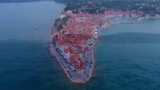 Drama na morju, na plovilu sta bila 40-letnik in 37-letnik