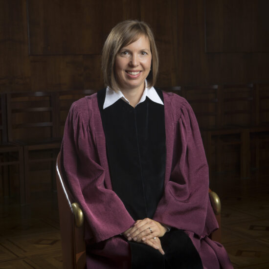 Kako se je ustavni sodnici Mežnarjevi zataknilo ob vprašanju o stranki iz Dubaja in odvetniški družbi Čeferin