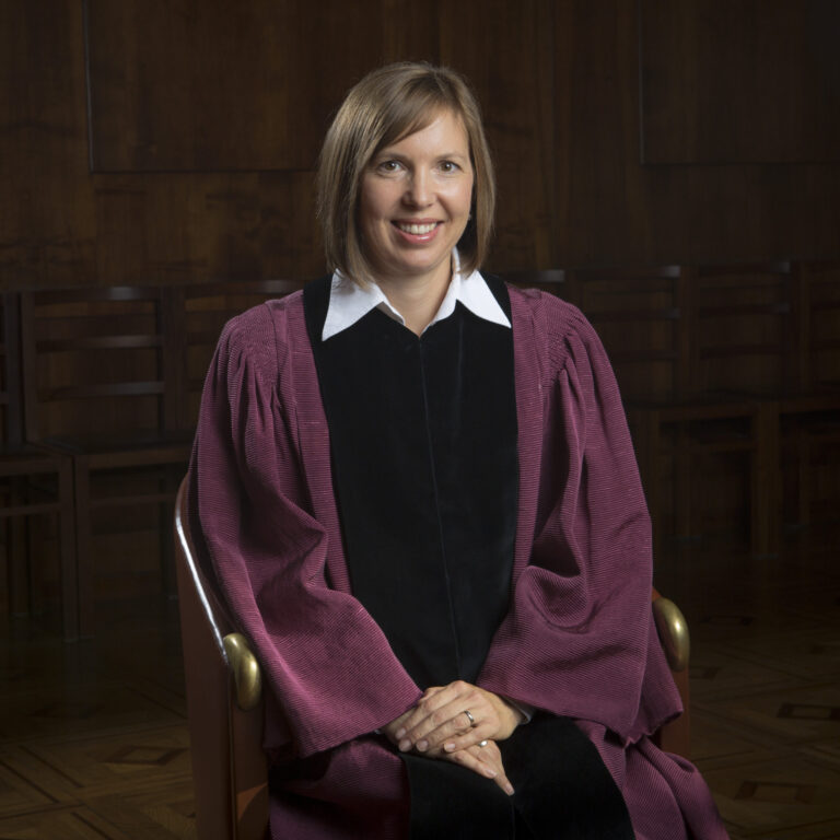 Kako se je ustavni sodnici Mežnarjevi zataknilo ob vprašanju o stranki iz Dubaja in odvetniški družbi Čeferin