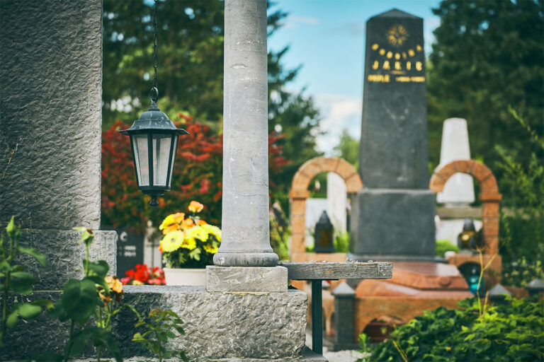 Oropal jo je na ljubljanskem pokopališču med urejanjem groba
